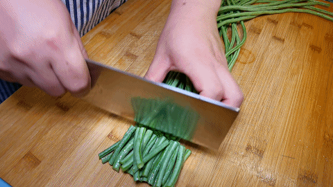 炒豆角时,焯水还是不焯水?教你正确做法,颜色翠绿,鲜香可口