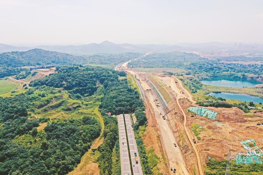 g4211宁芜高速改扩建黄梅山保通线施工稳步推进