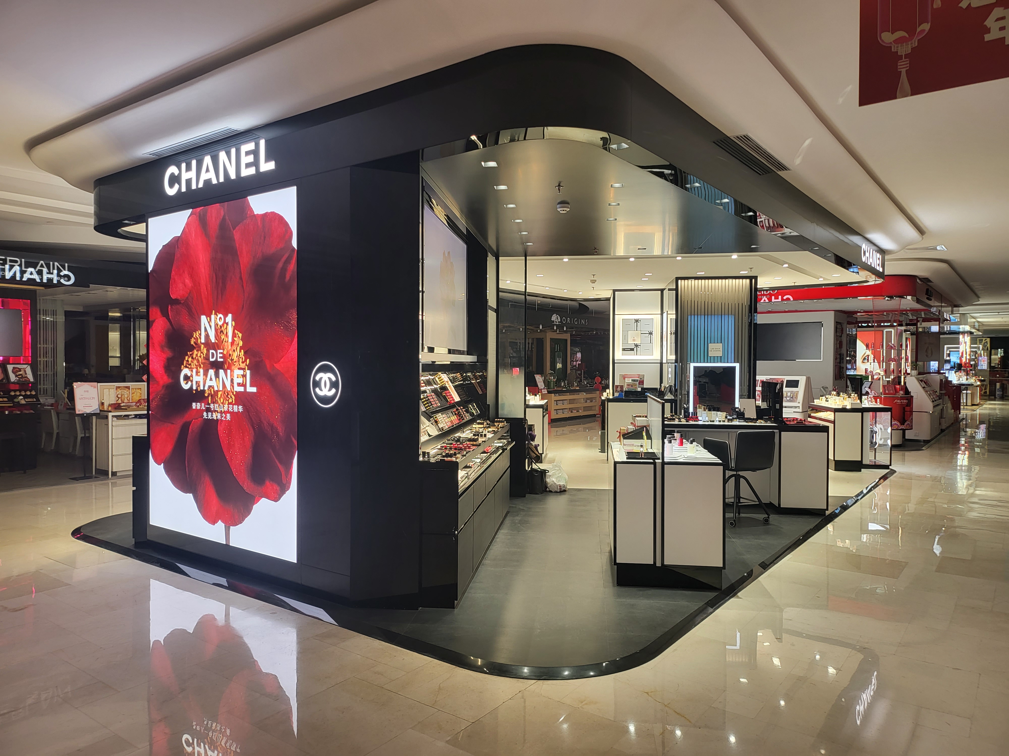 高端品牌化妆品店铺装修展柜设计