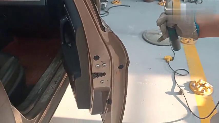 一汽大众新宝来车门外拉手怎么拆