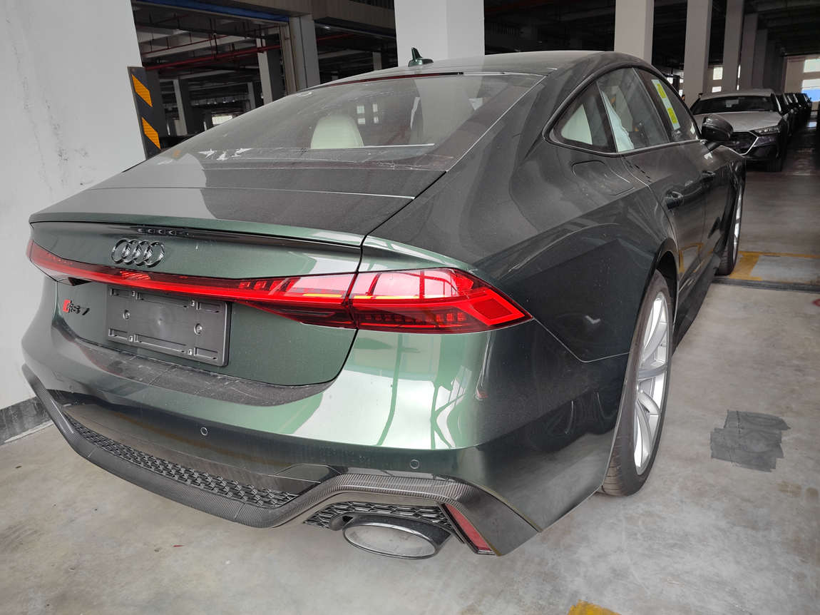 搭配4.0tv8双涡轮增压发动机的奥迪rs7何以被称为"西装暴徒"?