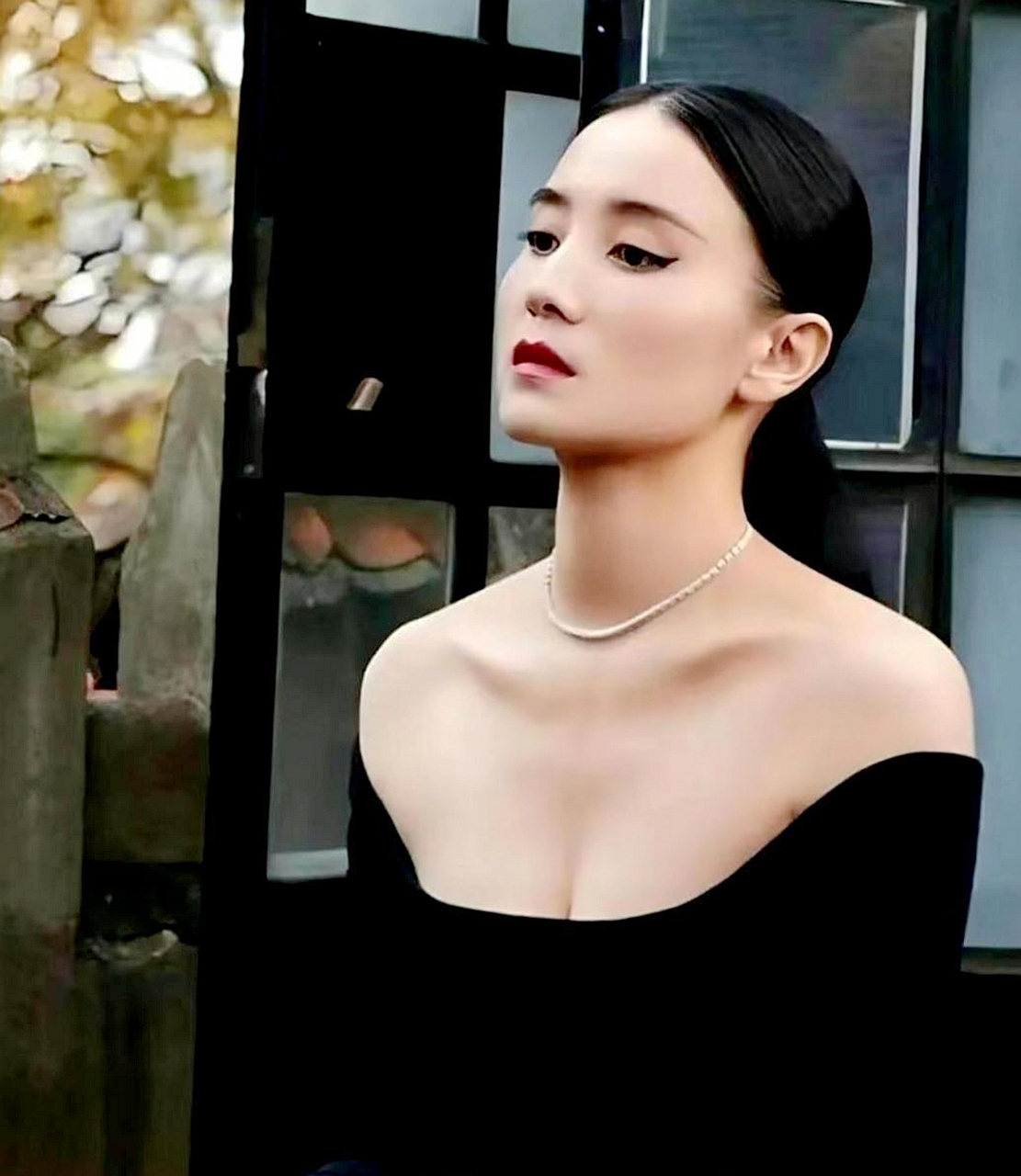 小宋佳身材傲人,优雅妩媚,尽显女王风范.