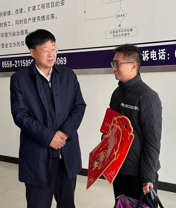 阜阳市人大常委会主任胡明莹到经开区慰问困难职工