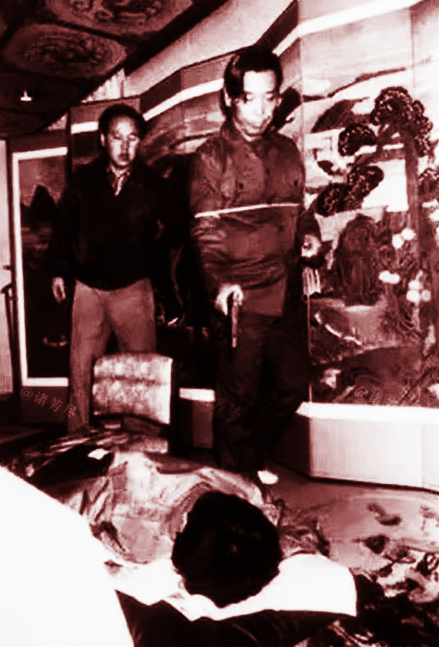 镜头中,金载圭神色冰冷,一脸杀气腾腾.