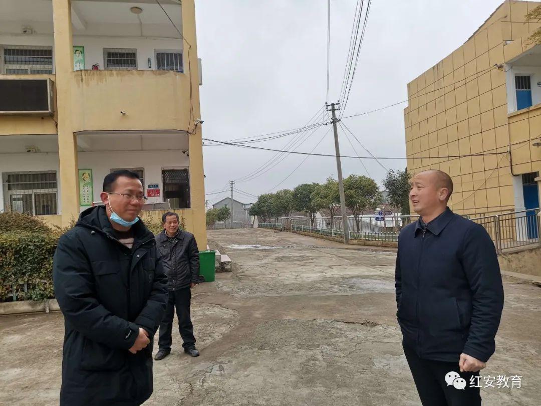 2月9日,永河中心校校长尹群安一行到镇内各学校检