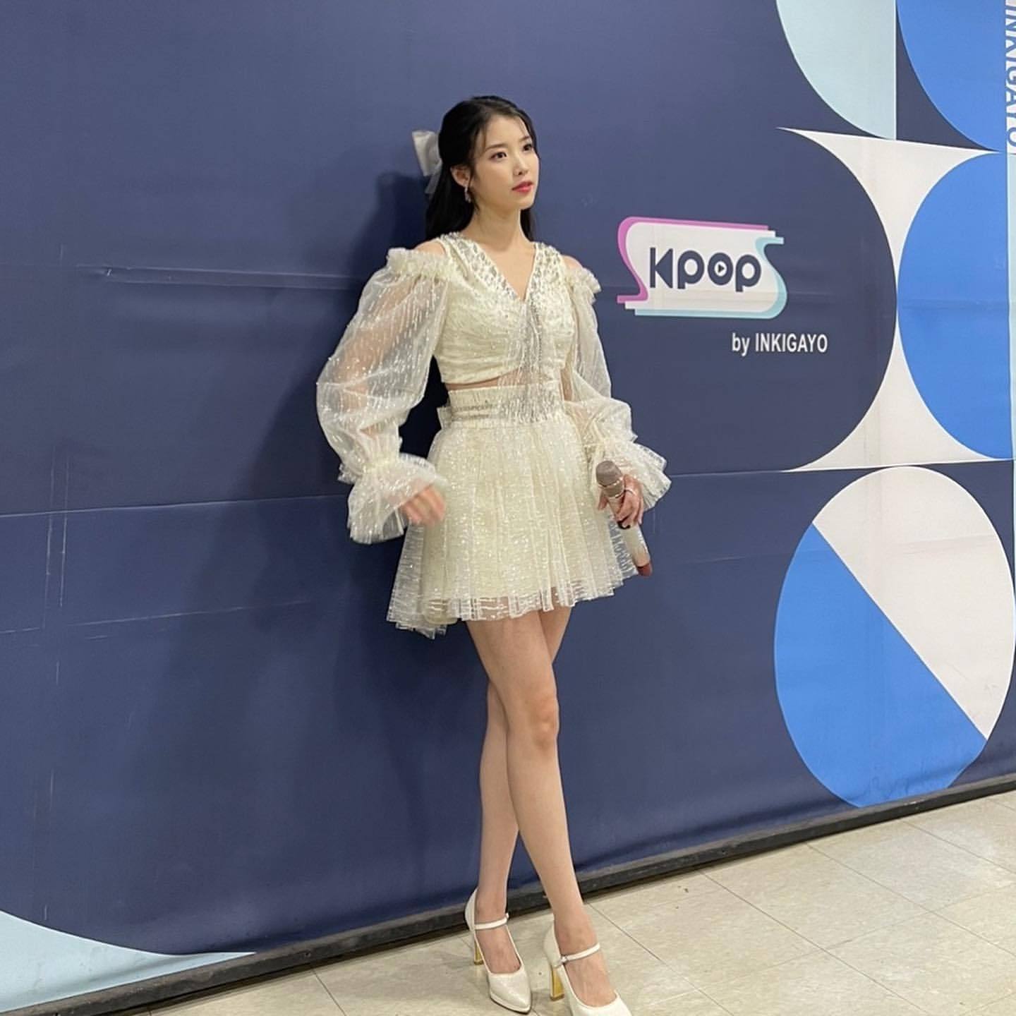 iu"结尾pose很习惯,音乐放送结束"