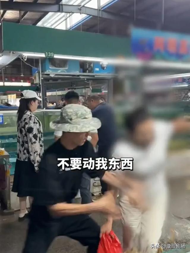 打假兄弟打假水产市场被围殴,手机被抢