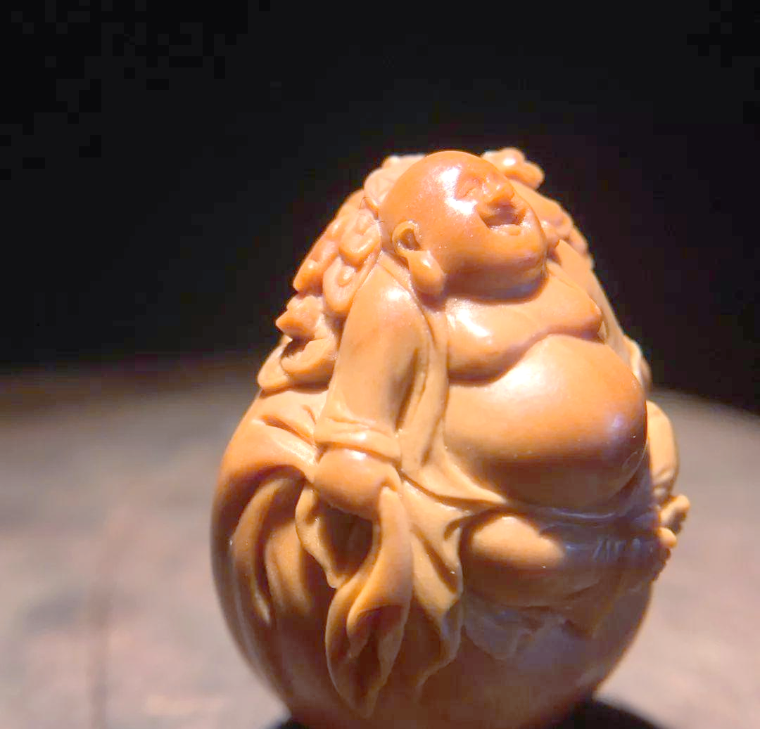 手工核雕珍品:聚福纳财弥勒的艺术魅力