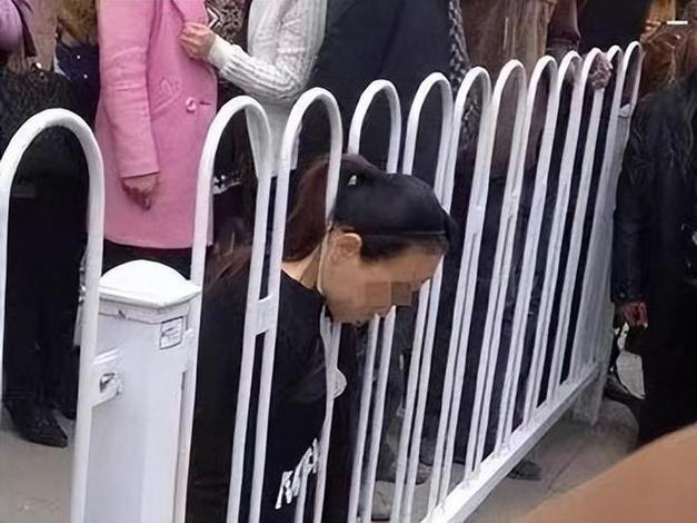 护栏设计引发悲剧:武汉女子公交车站身亡引发全国关注