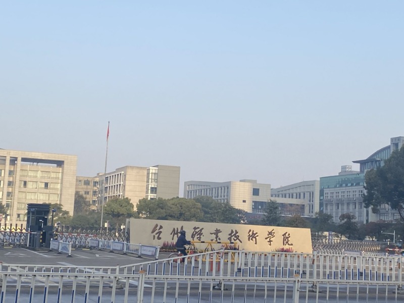台州一高校汽车撞人致3死事件:学生称事发路段为放学吃饭,拿快递必经