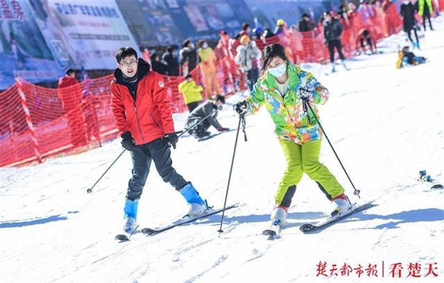 「視頻」飛一般的感覺,大別山上滑雪嗨翻天