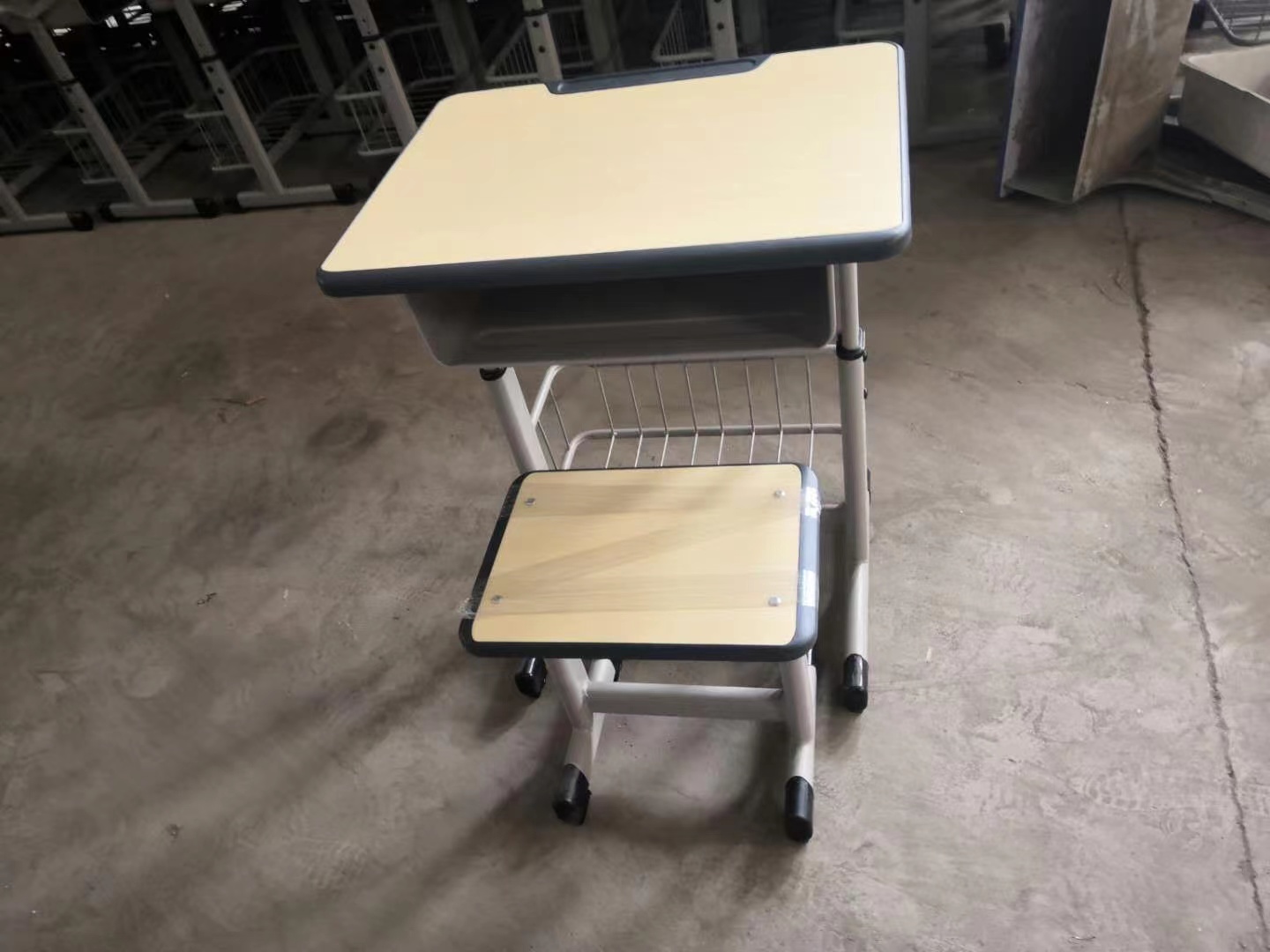 学生 中学生课桌椅厂家批发