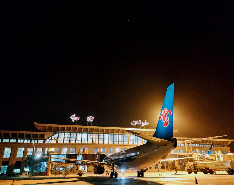 新疆机场夜景图片