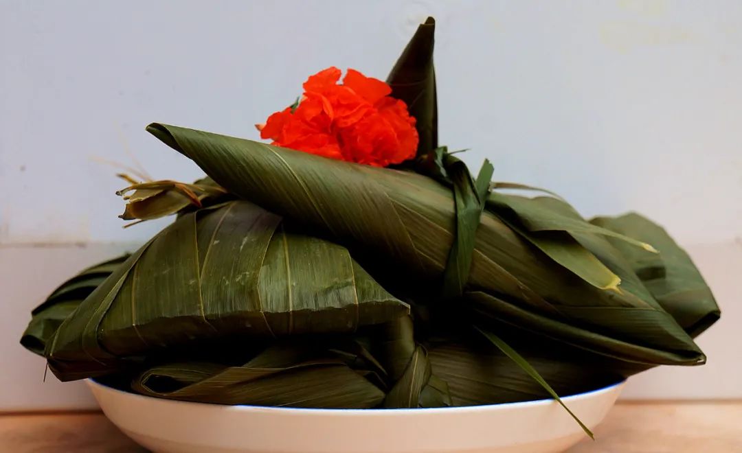 保定大姐包粽子,头一次见到这个手法儿