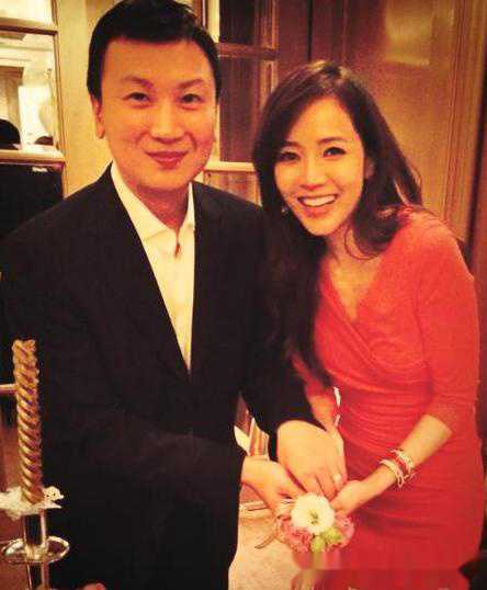 真人秀如演戏?程莉莎给婆婆穿一次性拖鞋,侯佩岑老公租房录综艺