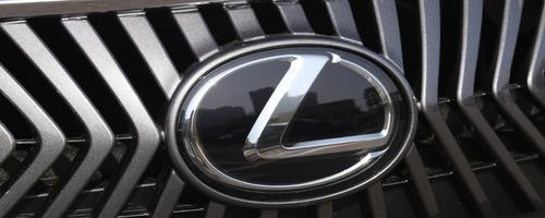 当观察到汽车标志上独特的"l"形状时,它实际上代表了享誉全球的高级