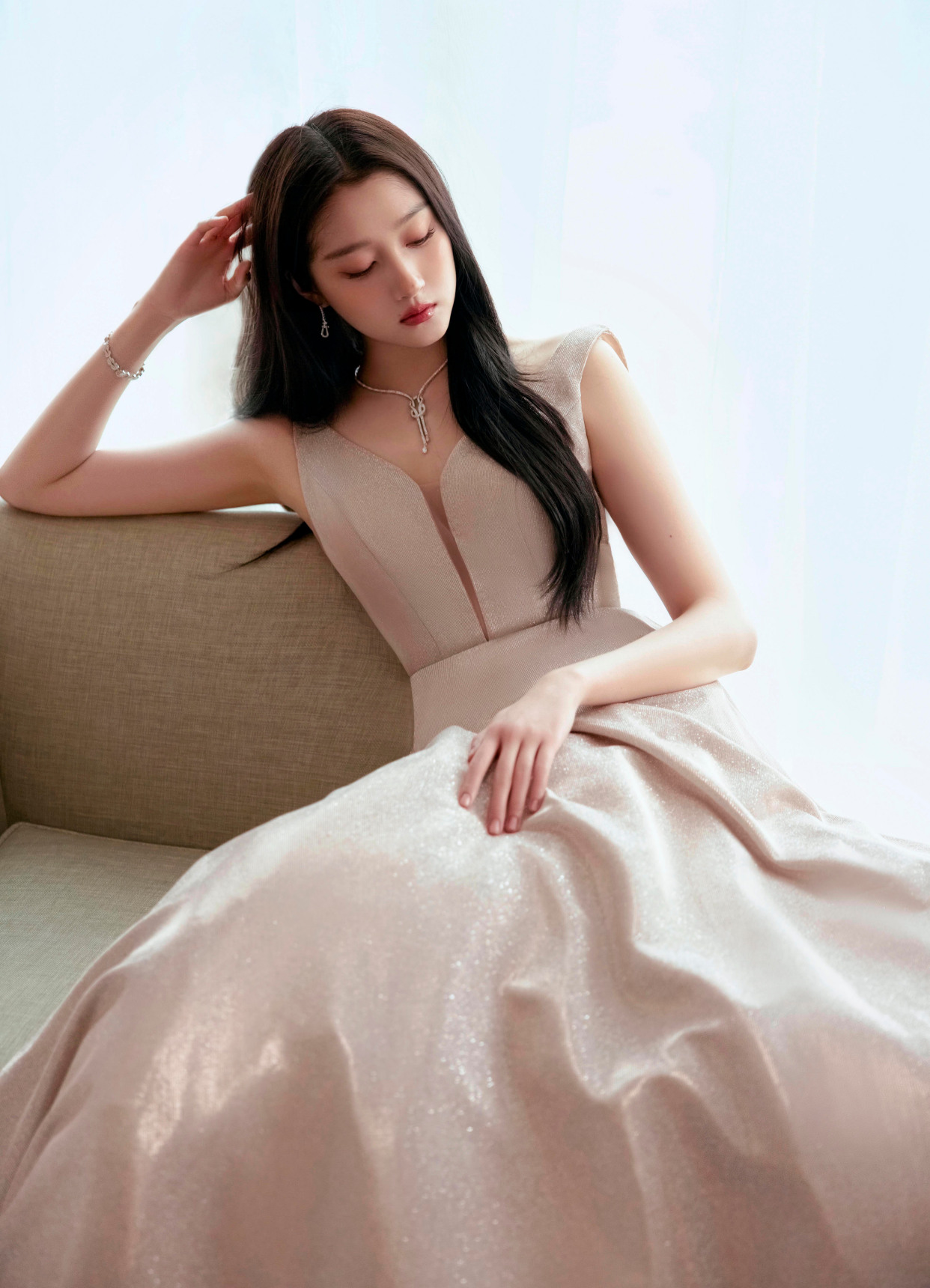 关晓彤带来公主裙系列精致写真身穿香槟色露肩长裙波光涟漪闪光光