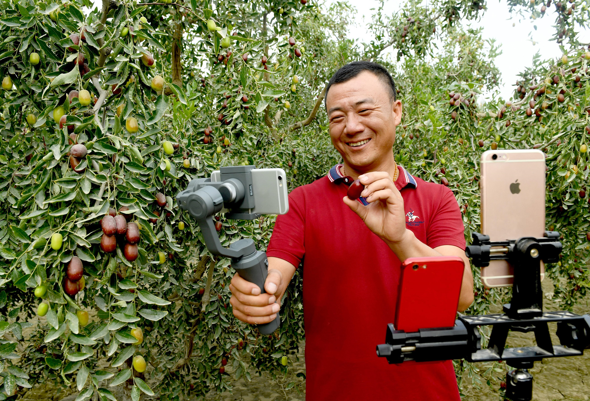 在农村,通过自媒体直播,可以让农民在家门口挣到钱吗?