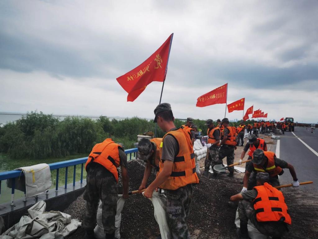 「合晚视频」驻浙73021部队驰援合肥 环巢湖大道筑起防浪墙