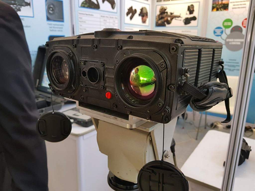 印度研发国产夜视仪,网友:这怕不是在脸上扣了个单反吧?