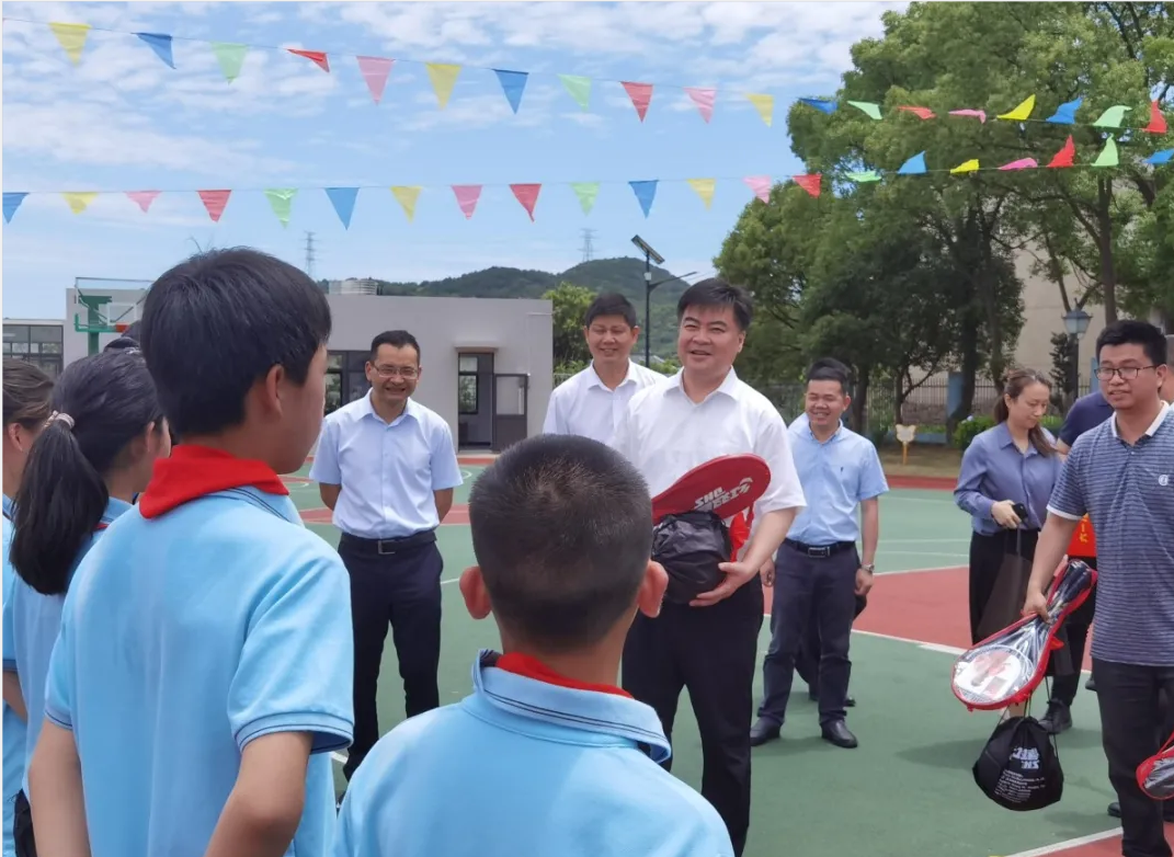 市委副书记,市长何中伟奔赴岱山小岛学校,看望慰问秀山中心小学和中心