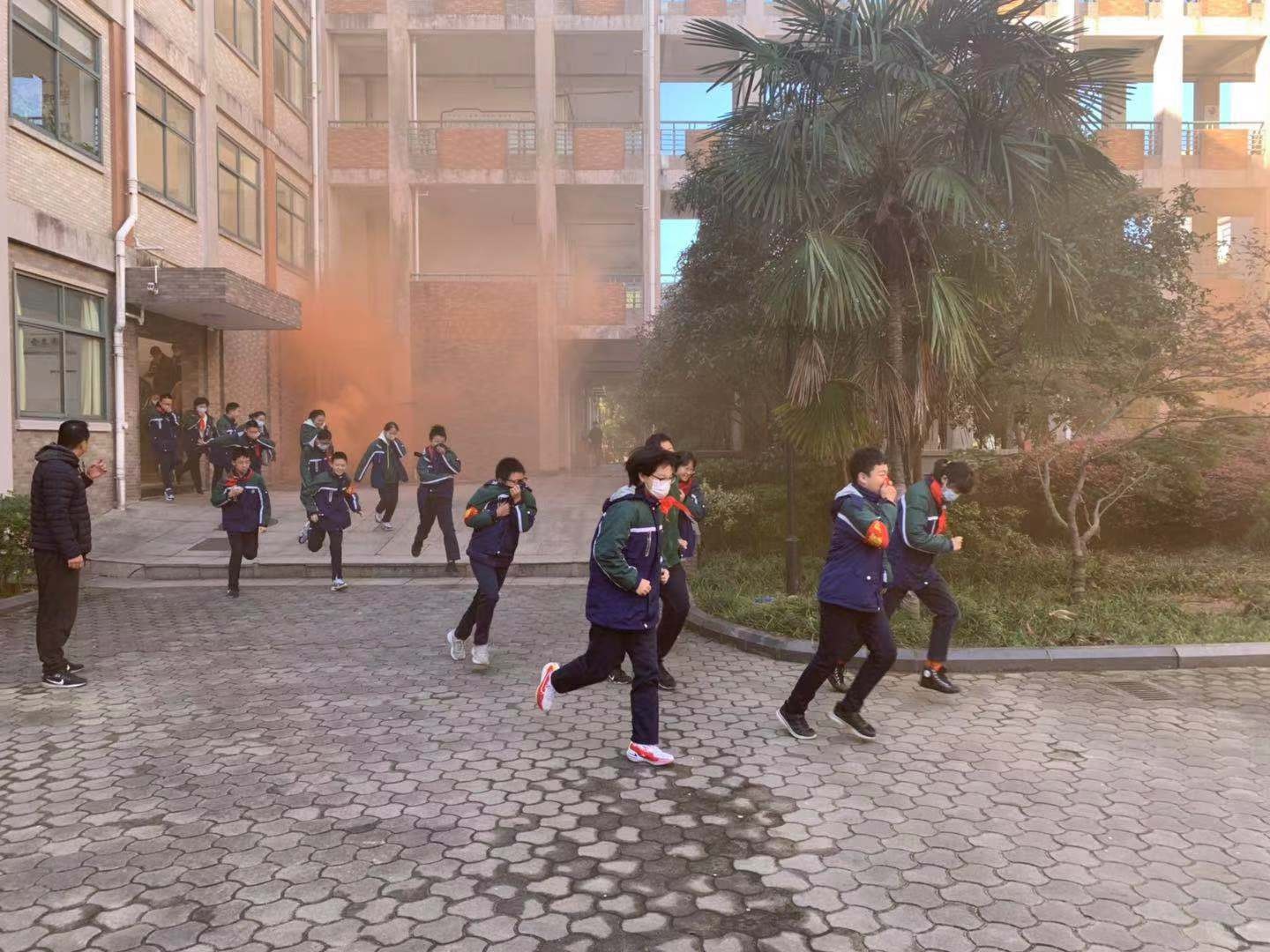 西溪中学:关注消防 珍爱生命 共享平安——杭州市西溪中学 应急避险