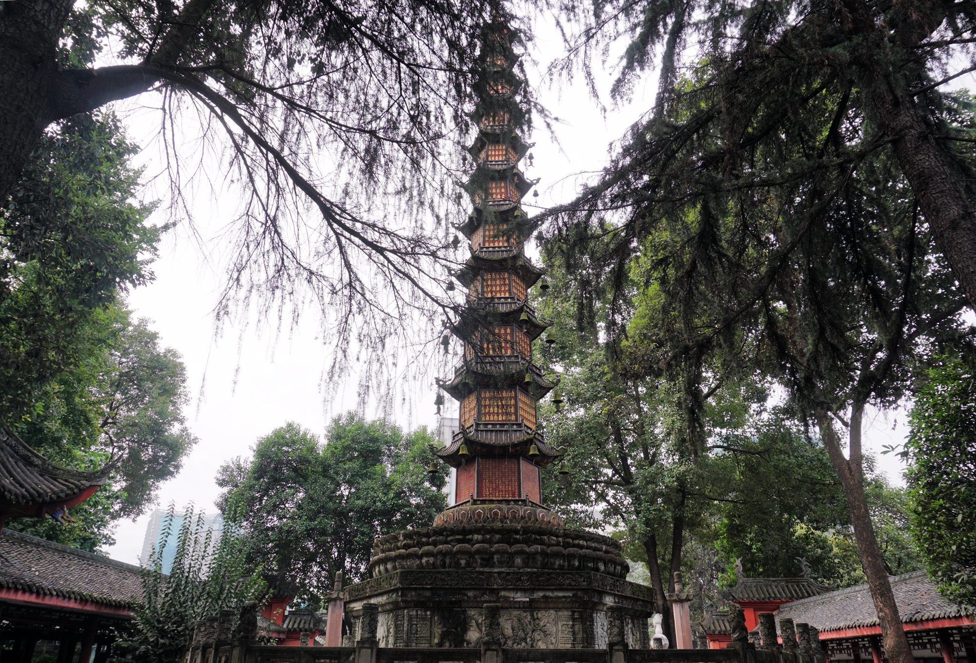 11层的塔身刻满了各类经文,而且还铸有999尊浮雕佛像,那么千佛塔最后