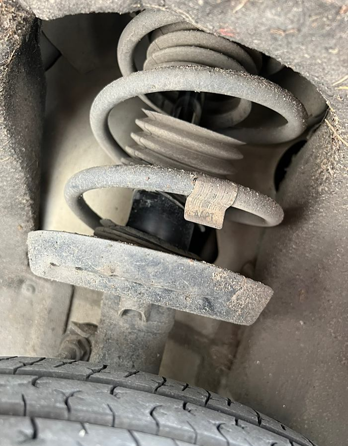 我的车是大众宝来,昨天开车时发现减震器防尘套坏掉了