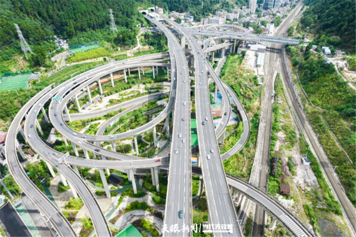 俯瞰贵阳黔春立交桥