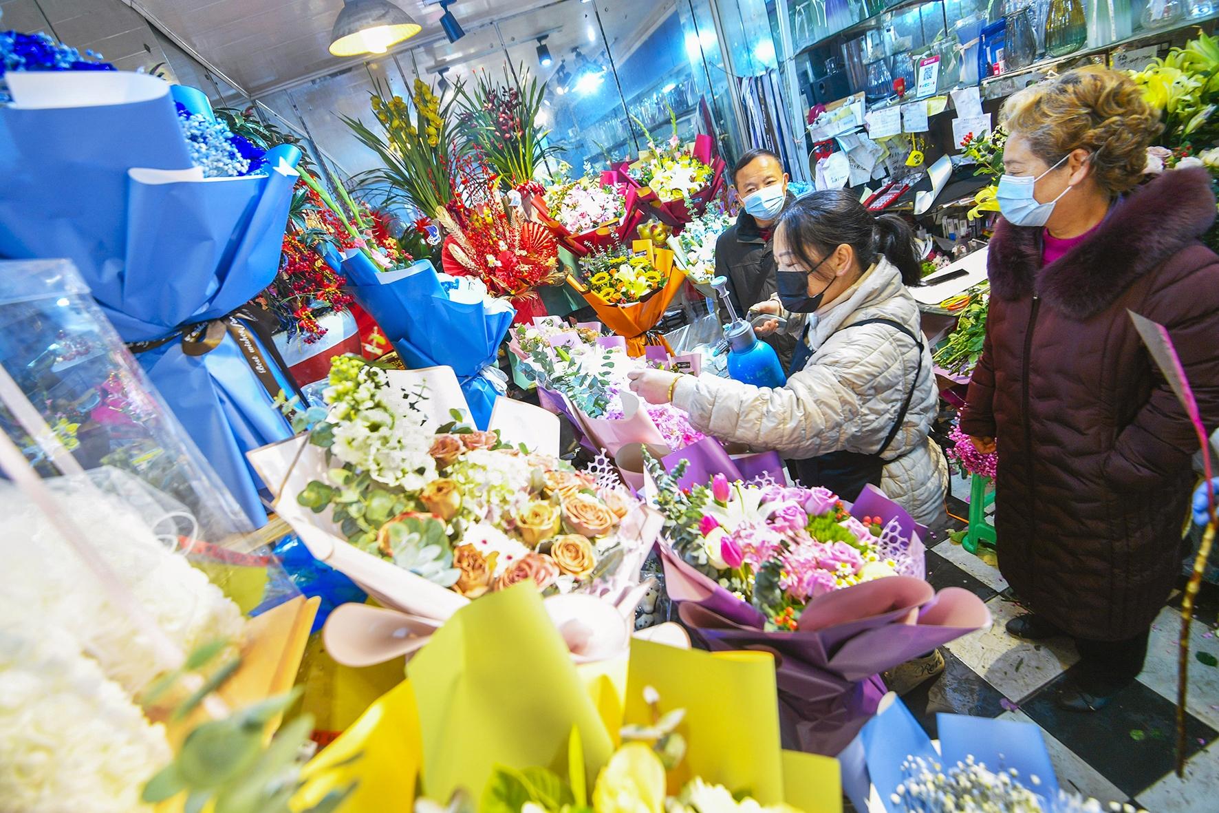 五彩年宵花让心情像花般绽放线上社区团购抢得火热线下有的花店每天