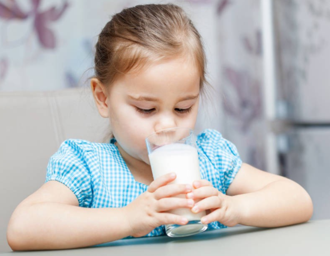 睡前喝牛奶,对身体损伤很大吗?有关喝牛奶的误区,应尽量避开