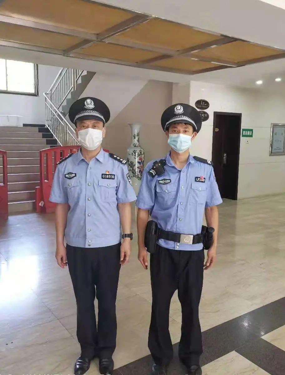 "有了妻子的支持,黎善平更是全身心投入到防疫工作当中.