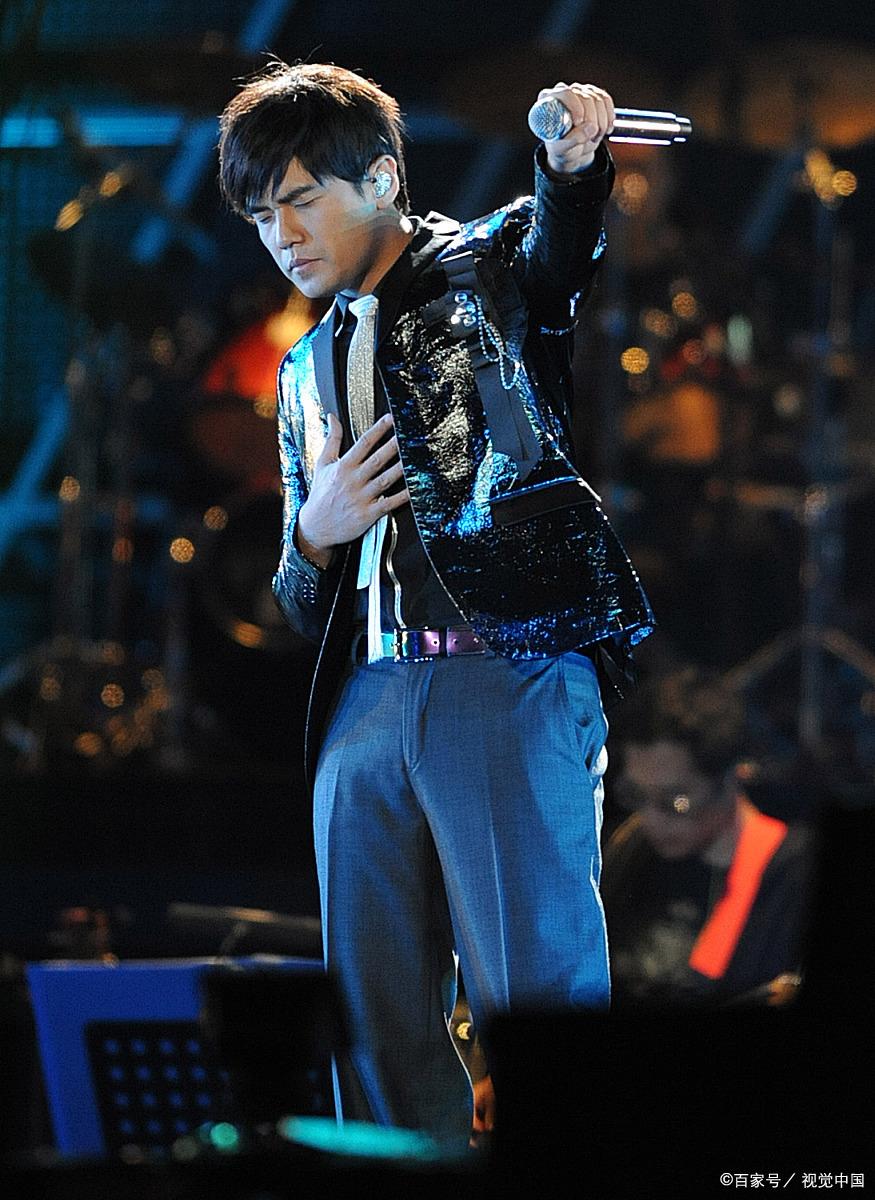 周杰伦2023嘉年华演唱会上海站,数万名歌迷到场,现场氛围热烈