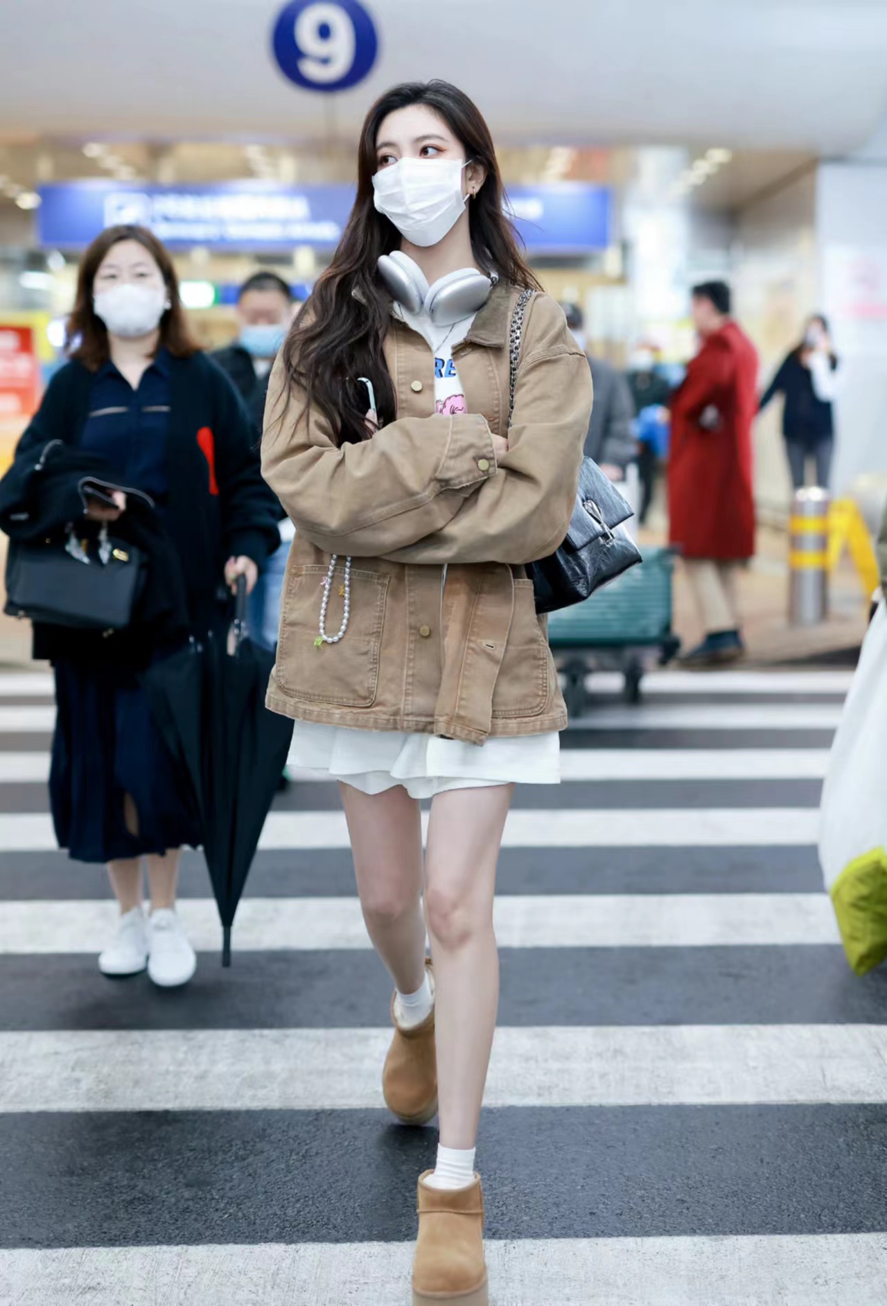 宋妍霏机场穿搭好看却难懂,穿短装搭棉靴,到底是冷还是热?
