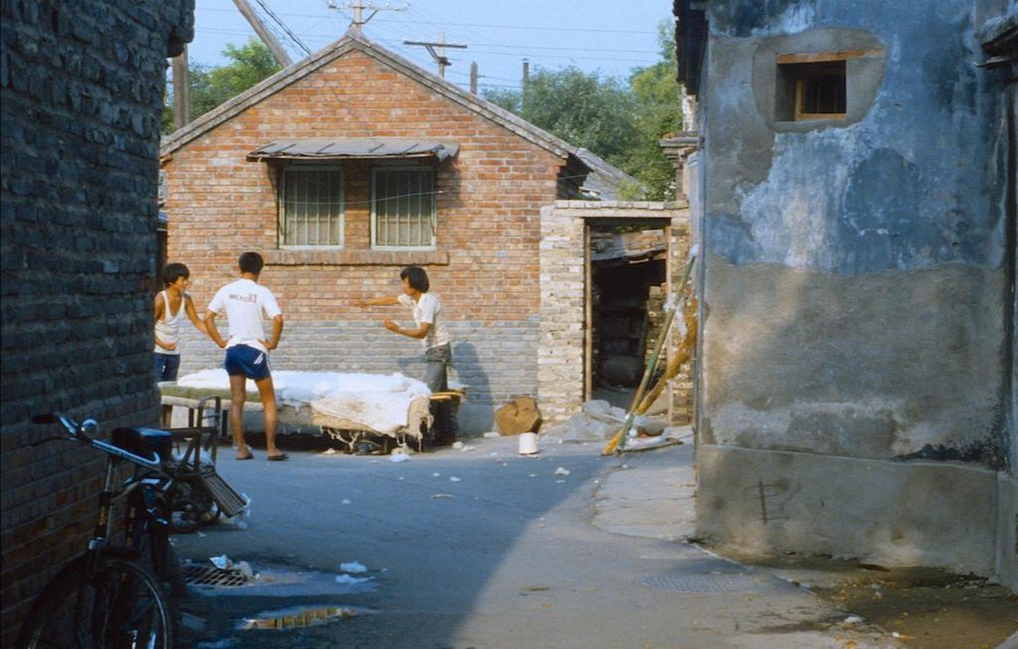 80年代北京的老照片,如果那时候在北京买一套四合院,现在得值多少钱?