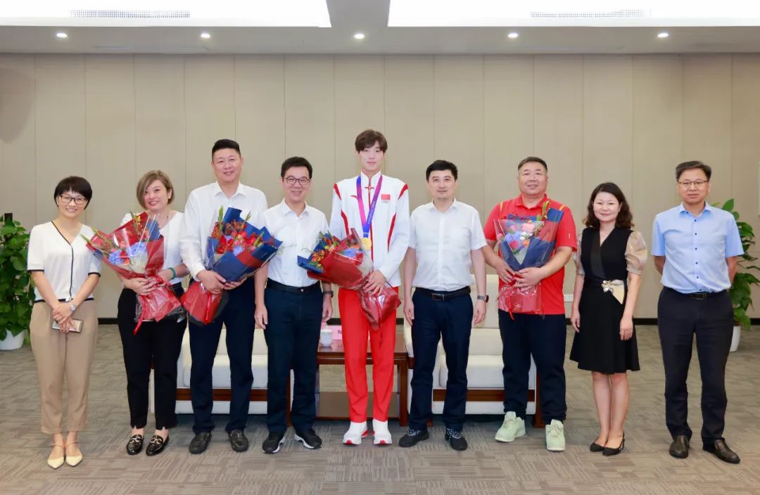 区委区政府主要领导看望慰问滨江籍亚运冠军崔阳