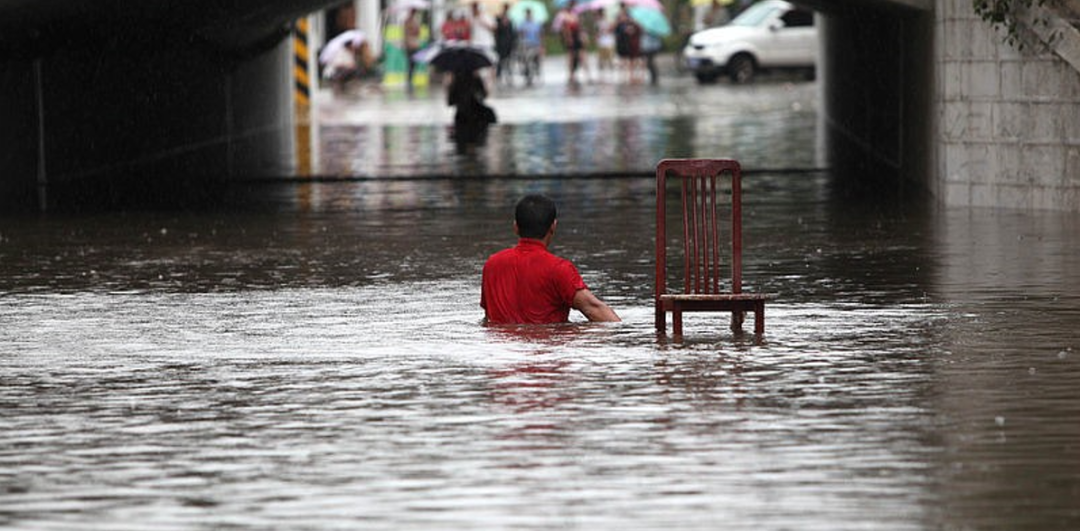 河南暴雨63人遇难,救援者"50元一次"遭网暴,背后真相太气人