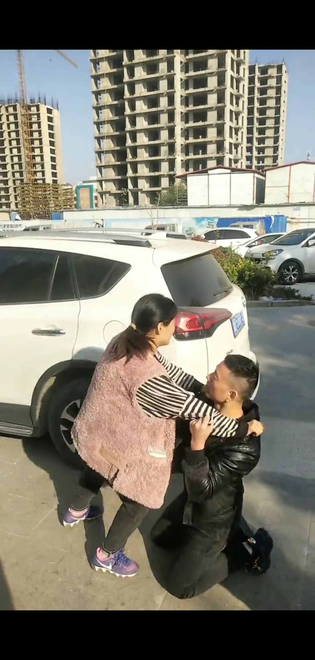 安徽一丈夫下跪扇耳光求妻子原谅,网友不淡定了