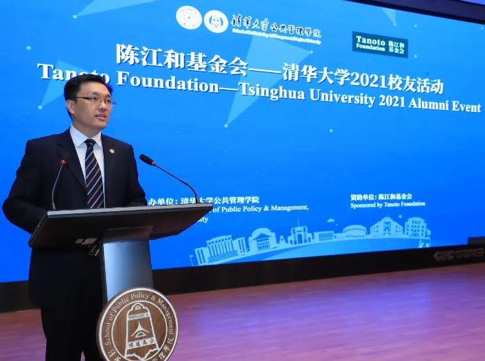 伍伟(右一)和彭宗超(左一)向艾德明爵士赠送礼物