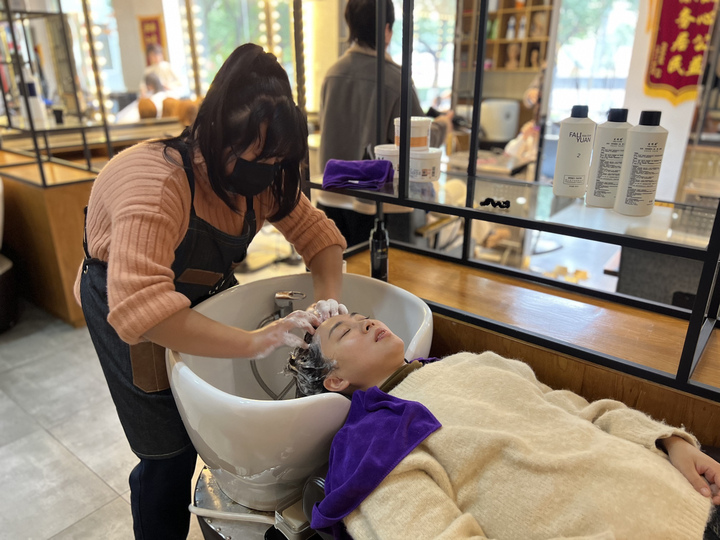 女"托尼"去哪了?美发班的18个他,和一个她