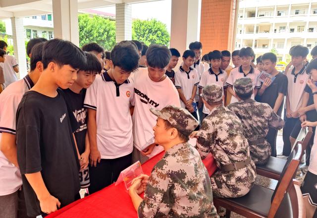 广东省紫金县瓦溪镇组织开展国防教育暨征兵宣传进校园活动
