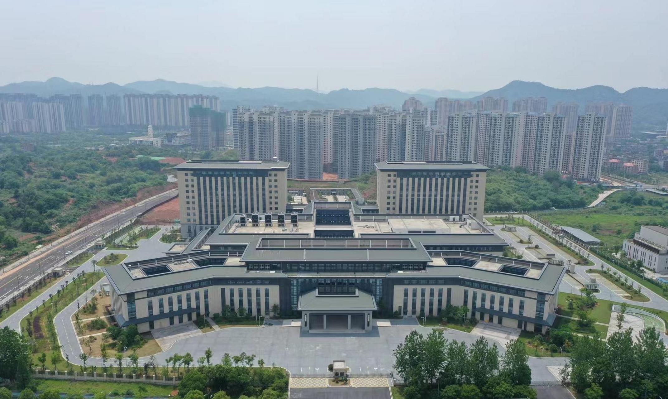 上饶市城东医院项目位于凤凰大道南侧,陶侃路西侧,郭门大道北侧,信州