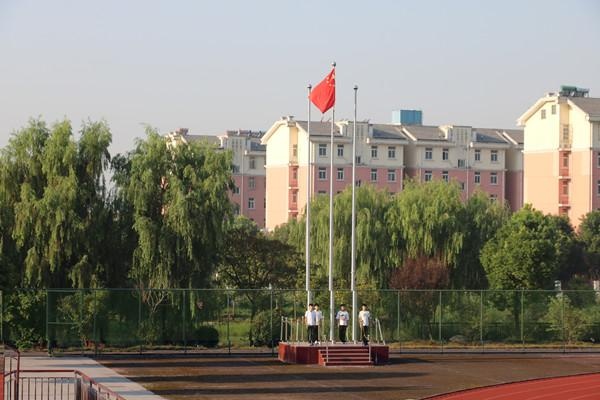 肥东县撮镇中学开展新学期升国旗暨国旗下讲话活动
