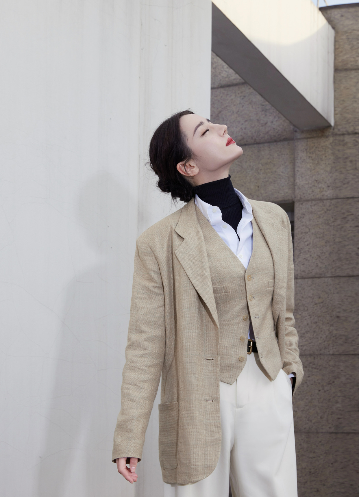 迪丽热巴教你变身干练女强人 西装长裤红唇盘发 助你闪耀职场之路