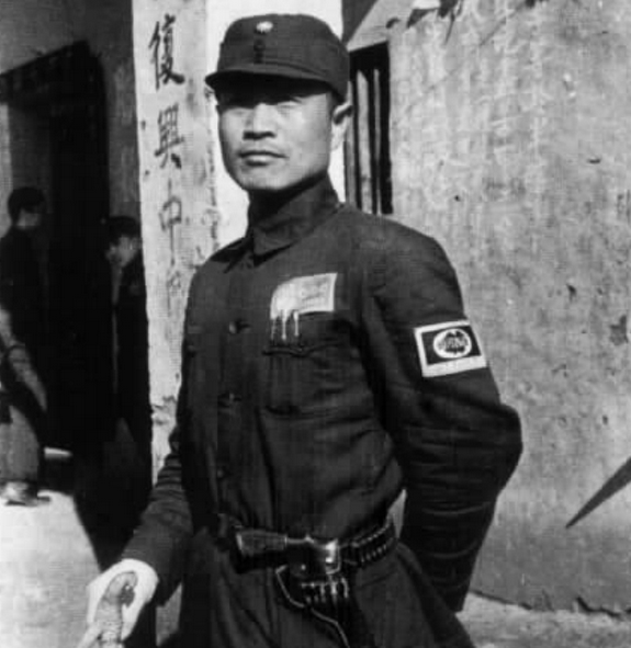 1949年,陳茂輝俘虜一軍需處長,笑道:杜聿明將軍,我們又見面了