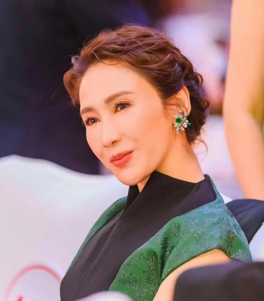 黎姿的发型梳得好,黎姿发型搭,穿着比汤唯好看