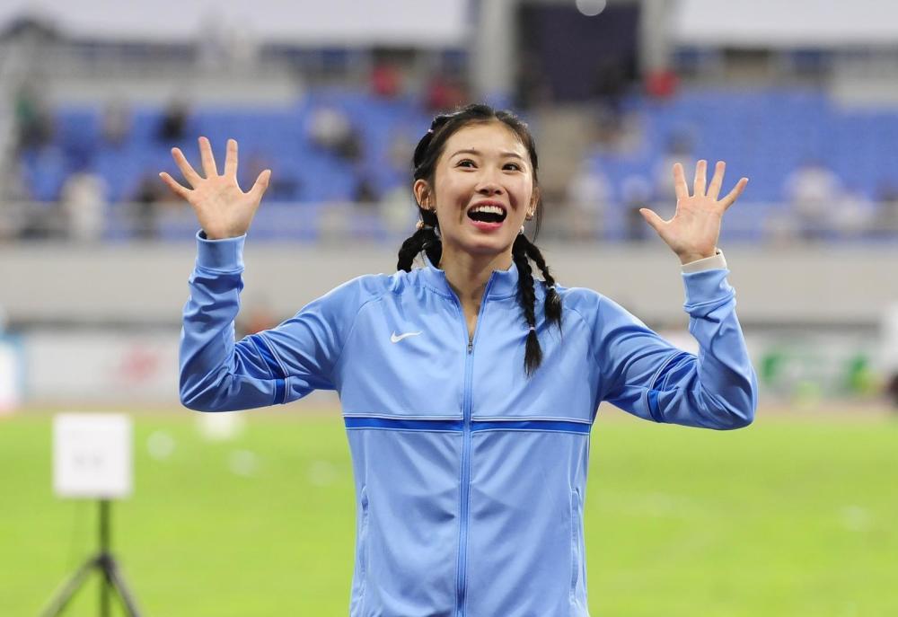 吴艳妮百米跨栏夺冠又美又飒_冠军对决德古拉专访