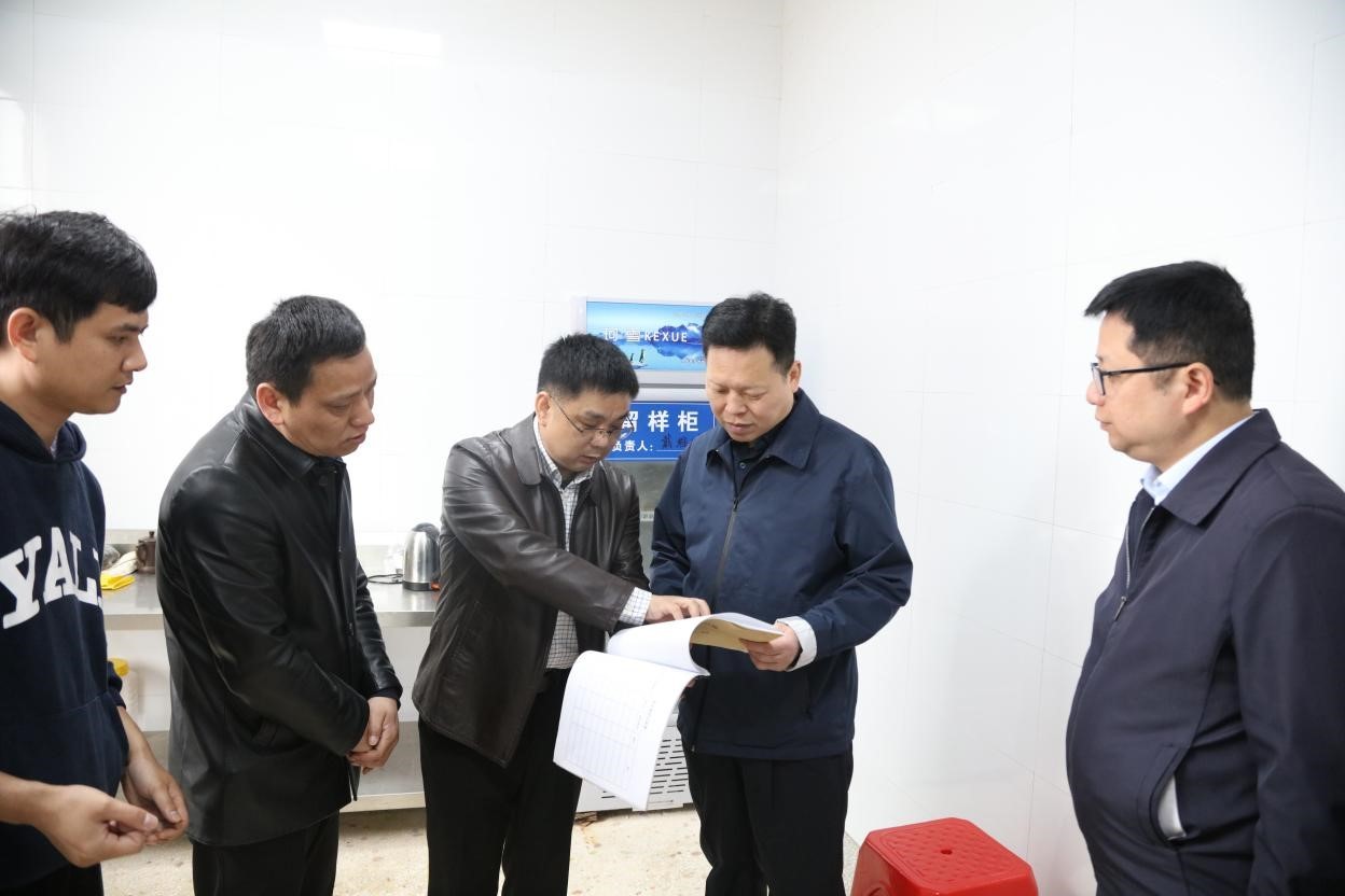 衡阳市珠晖区委书记魏中发调研学校食品安全和春耕生产工作