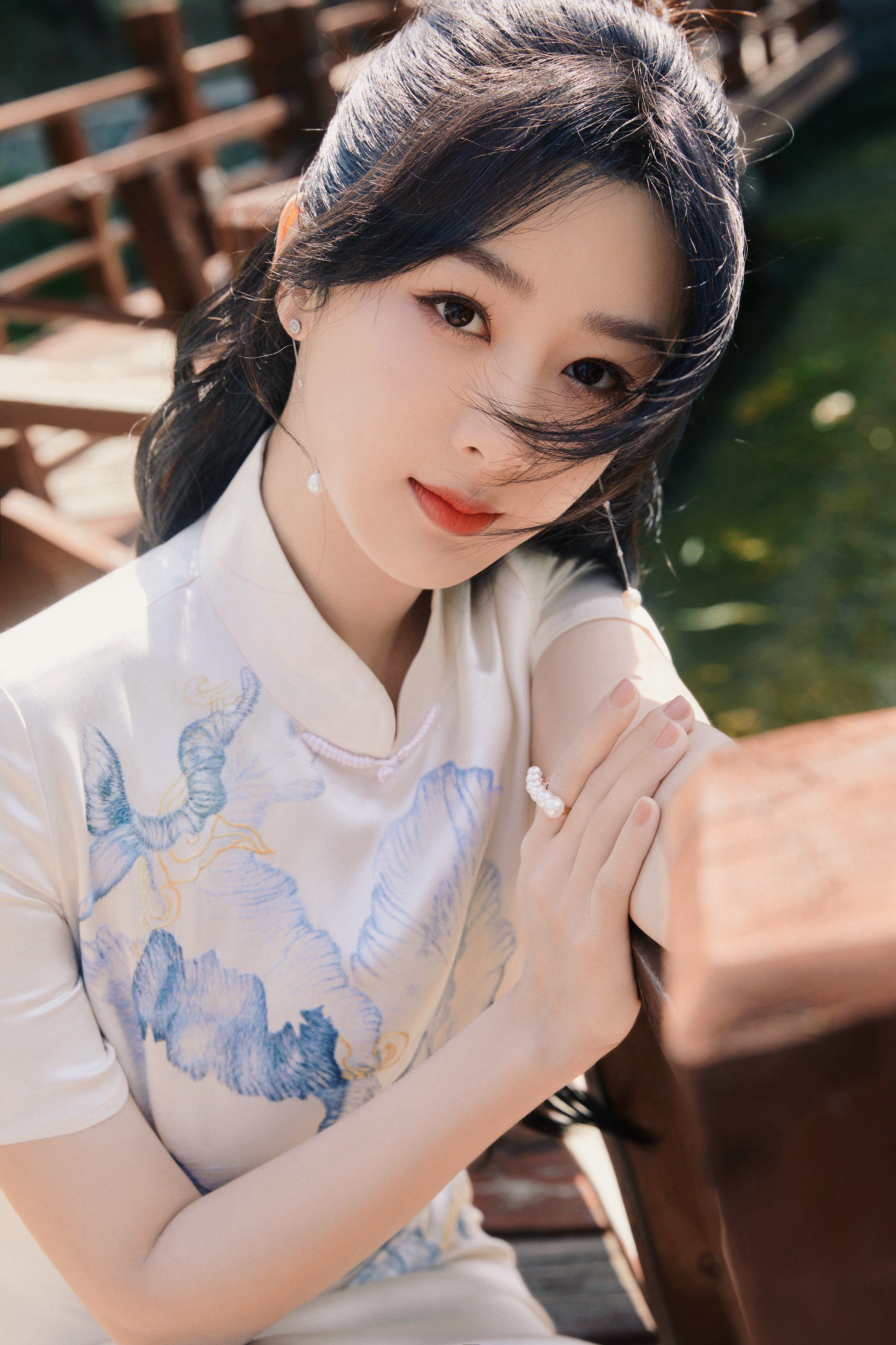 杨紫白色旗袍优雅时尚写真