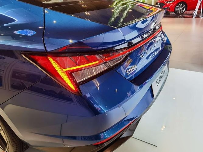 第七代伊兰特尾灯造型是什么字母